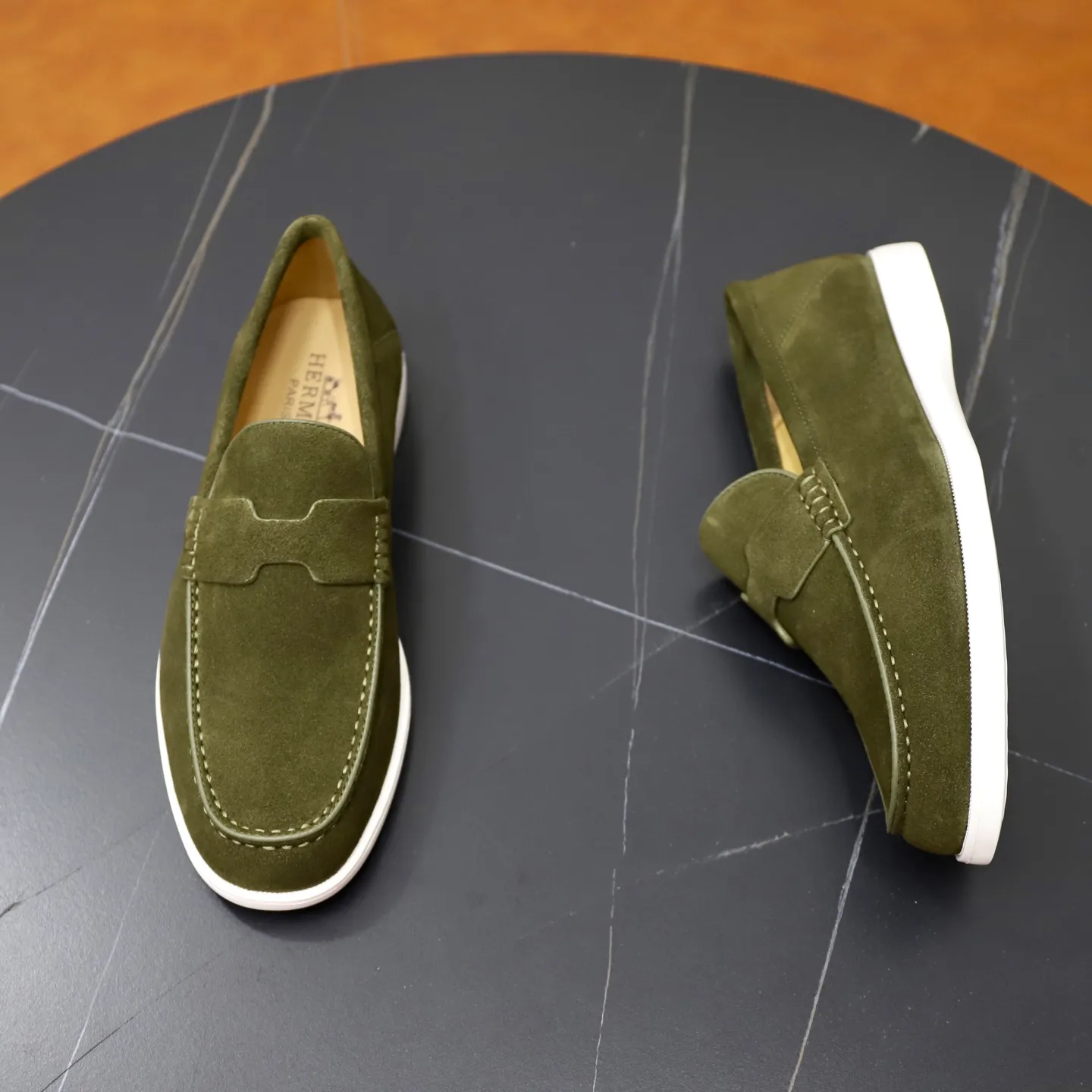 Ex-factory price: 540💰Hermès/Hermès slip-on men's shoes. This shoe is made of imported cow suede leather, with simple and smooth lines, and a 3CM rubber foam ultra-light sole combined with aerodynamic design! Youthful and fashionable, H button decoration, contrasting leather embellishment on the heel, calf lining to gently wrap your feet, with embossed logo cowhide feet, leather rock strips, casual and urban style, highlighting youthful vitality, sports and leisure version, super versatile Size number: 38-39-40-41-42-43-44 Standard leather shoe size (45 can be customized but does not support returns)